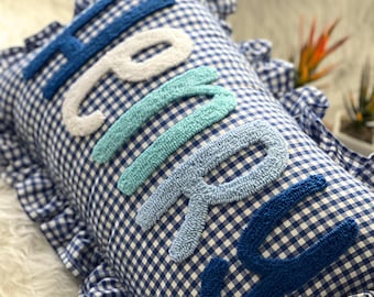 Benutzerdefinierte Punch Needle Name Kissen, Kleinkind Zimmer Dekor, Blau Gingham Rüschen Kissen, personalisierte Neugeborenen Geschenk, Baby-Dusche-Kinderzimmer-Dekor