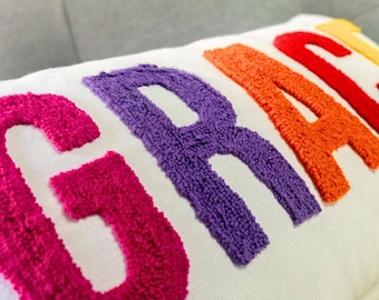 Almofada personalizada com nome bordado em ponto de punção – Lembrança personalizada para decoração