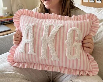 Cuscino ricamato a punzone con monogramma a righe, regalo di laurea personalizzato, cuscino con iniziale personalizzata, regalo per laureato, decorazione preppy per la camera