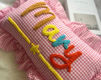 Benutzerdefinierte Punch Needle Rüschenkissen, Kinderzimmer Dekor, Baby Name Geschenk, adrettes Zimmerdekor, Weihnachtsgeschenk für Kinder
