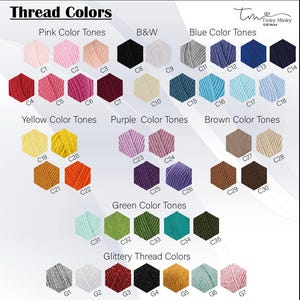 K&ouml;nnte beinhalten: Eine Farbkarte mit dem Titel "Thread Colors" zeigt verschiedene Garnfarben, darunter Rosa, Blau, Gelb, Lila, Braun und Gr&uuml;n. Auch Glitzergarnfarben sind abgebildet. Jede Farbe wird in einer sechseckigen Form mit einem entsprechenden Code dargestellt.