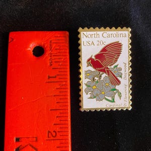 Vintage North Carolina Cardinal Dogwood Stamp Pin 1982 USPS Enamel Lapel Pin immagine 7
