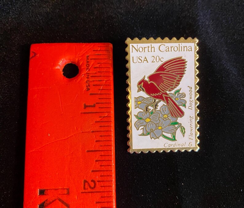 Vintage North Carolina Cardinal Dogwood Stamp Pin 1982 USPS Enamel Lapel Pin immagine 7