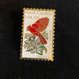 Vintage North Carolina Cardinal Dogwood Stamp Pin 1982 USPS Enamel Lapel Pin immagine 4