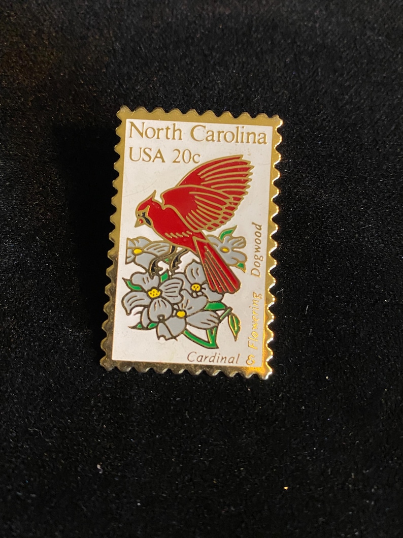 Vintage North Carolina Cardinal Dogwood Stamp Pin 1982 USPS Enamel Lapel Pin immagine 4