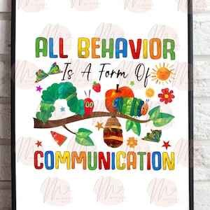 Puede incluir: Una impresión enmarcada con el texto "ALL BEHAVIOR IS A FORM OF COMMUNICATION" en letras coloridas. La imagen presenta una ilustración caprichosa de una oruga, sol, flores y otros elementos sobre un fondo blanco.