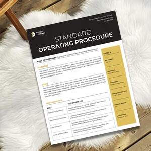 K&ouml;nnte beinhalten: Ein gedrucktes Dokument mit dem Titel &bdquo;STANDARD-BETRIEBSANWEISUNG&ldquo; von Fauget Company. Das Dokument ist schwarz, wei&szlig; und gelb und beschreibt die Ger&auml;tepr&uuml;fung und vorbeugende Wartung. Es enth&auml;lt Abschnitte zu Zweck, Umfang, Verantwortlichkeiten und Details.