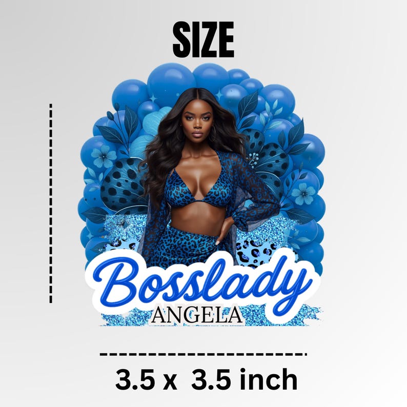 K&ouml;nnte beinhalten: Blau-wei&szlig;e Grafik mit dem Text "SIZE" oben. Das Bild zeigt eine Frau in einem blauen Leopardenmuster-Outfit, umgeben von blauen Luftballons und Blumen. Die W&ouml;rter "Bosslady" und "Angela" sind in blauer Schrift geschrieben. Die Gr&ouml;&szlig;e betr&auml;gt 8,89 x 8,89 cm.