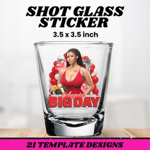 K&ouml;nnte beinhalten: Ein klarer Shotglas-Aufkleber mit dem Text "SHOT GLASS STICKER" und "3,5 x 3,5 Zoll". Der Aufkleber zeigt eine Frau in einem roten Kleid mit dem Text "Angela BIG DAY". Der untere Teil des Bildes lautet "21 TEMPLATE DESIGNS".