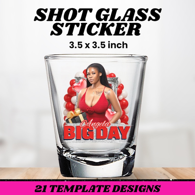 K&ouml;nnte beinhalten: Ein klarer Shotglas-Aufkleber mit dem Text "SHOT GLASS STICKER" und "3,5 x 3,5 Zoll". Der Aufkleber zeigt eine Frau in einem roten Kleid mit dem Text "Angela BIG DAY". Der untere Teil des Bildes lautet "21 TEMPLATE DESIGNS".
