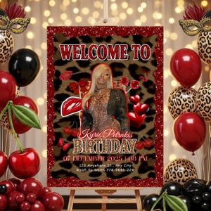 Könnte beinhalten: Ein Willkommensschild für eine Geburtstagsfeier mit Leopardenmuster-Hintergrund und rotem Glitzerrahmen. Das Schild zeigt den Text "WELCOME TO" und "BIRTHDAY" sowie den Namen "Kyrie Petrakis" und Veranstaltungsdetails. Rote und schwarze Luftballons und Kirschen schmücken die Szene.