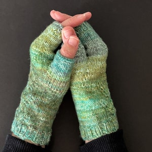 Tweedy Green & Blue Fishtail Lace Gloves KNITTING SALE GL11 image 4