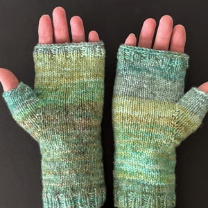 Tweedy Green & Blue Fishtail Lace Gloves KNITTING SALE GL11 image 5