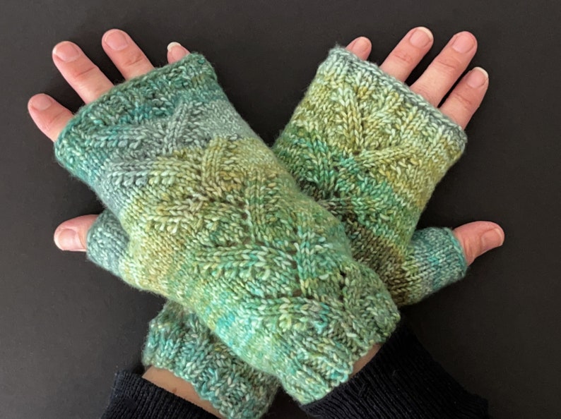 Tweedy Green & Blue Fishtail Lace Gloves KNITTING SALE GL11 image 2