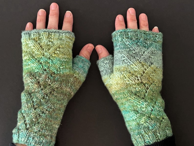 Tweedy Green & Blue Fishtail Lace Gloves KNITTING SALE GL11 image 1