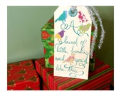 Petits oiseaux Holiday Gift Tag main avec papier Manille Aqua calligraphie, cravate clinquant,