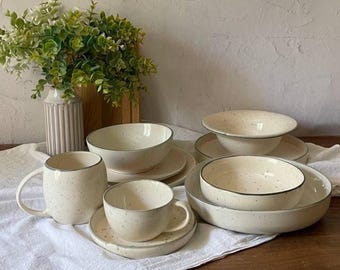 Grey Fog Geschirr-Set aus Keramik - handgefertigte weiße Keramik mit grauen Sprenkeln | Teller, Schüsseln, Teller mit Rand, Pasta & Suppenteller, Teeservice