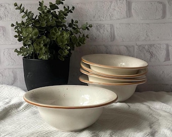 Platos de pasta blancos con manchas marrones, plato de gres para pasta y ensaladas, plato de cerámica hecho a mano, plato de cerámica único, regalo para las fiestas.