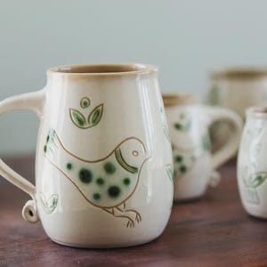 Mug en céramique fait main avec motif oiseau - Tasse en poterie pour café et thé - Cadeau folklorique en céramique
