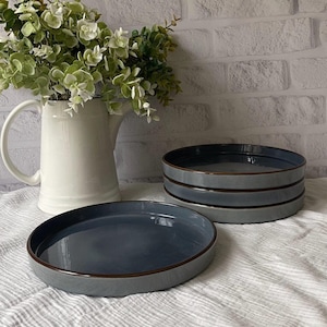 Prato de cerâmica com borda lateral exclusiva, prato de cerâmica, cerâmica feita à mão, prato funcional feito à mão para servir com elegância, louça moderna