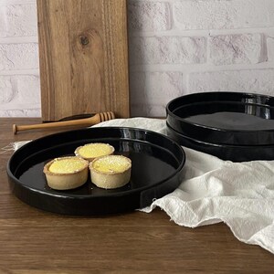 Prato de cerâmica com borda, prato de cerâmica, prato funcional feito à mão para servir com elegância, louça moderna, cerâmica feita à mão, tigela plana