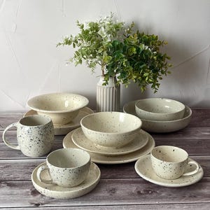 ムーンブルーム セラミック食器セット – 黒い斑点のある手作りの白い陶器 | プレート、ボウル、パスタ＆スープ皿、ティーカップセット