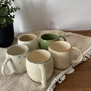 Großer handgemachter Keramikbecher - Keramik Kaffee- & Teetasse - gesprenkelte Glasur in mehreren Farben, Handwerker Steinzeug Becher, moderne gesprenkelte Keramik