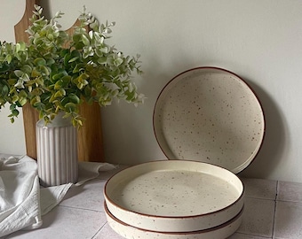 Piatto in ceramica con bordo, piatto in ceramica, piatto funzionale fatto a mano per un servizio elegante, stoviglie moderne, ceramica fatta a mano, ciotola piatta