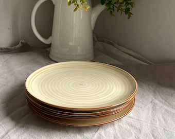 Plato llano de cerámica hecho a mano con espirales blancas y beige. Plato moderno de gres para servir, vajilla minimalista de cerámica, regalo de inauguración.