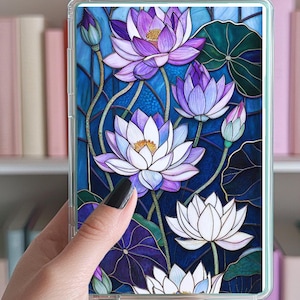 Könnte beinhalten: Eine transparente Handyhülle mit einem Buntglasdesign mit lila und weißen Lotusblumen auf blauem Hintergrund.
