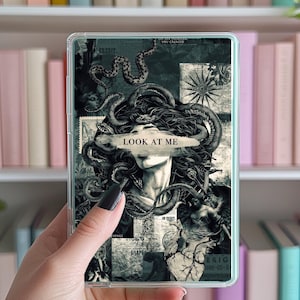 Könnte beinhalten: Eine transparente Handyhülle mit einem Schwarz-Weiß-Collage-Design, das eine Frau mit Schlangen um den Kopf zeigt. Der Text "LOOK AT ME" ist auf der Hülle sichtbar.