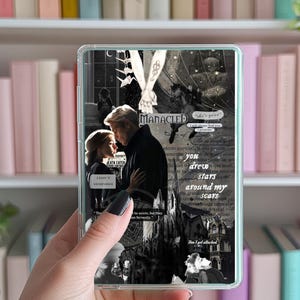 Op de afbeelding: Een zwart-witte collage telefoonhoes met een knuffelend stel. De tekst "MANACLED" is zichtbaar in de afbeelding. De tekst "you drew stars around my scars" is ook zichtbaar in de afbeelding.