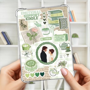 Puede incluir: Una funda transparente para Kindle decorada con pegatinas verdes y blancas. Las pegatinas incluyen el texto "EMOTIONAL SUPPORT KINDLE", una pila de libros, una taza de té, una bicicleta y una pareja. La funda tiene un fondo a cuadros verdes y blancos.