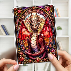 Könnte beinhalten: Eine rechteckige Tablethülle mit einem lebendigen Buntglasdesign eines roten Drachen mit blauen Augen, umgeben von roten Rosen und goldenem Filigran. Der Text Wildflower&Pages ist in der Mitte der Drachenillustration aufgedruckt.