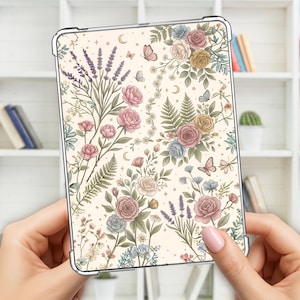 Könnte beinhalten: Eine rechteckige Tablethülle mit cremefarbenem Hintergrund und einem wiederkehrenden Muster aus rosa, blauen und gelben Blumen, grünen Farnblättern, Lavendelzweigen, kleinen Schmetterlingen sowie verstreuten kleinen Mondsicheln und Sternen.