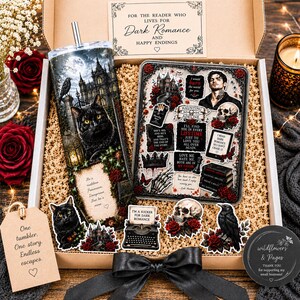Könnte beinhalten: Eine Geschenkbox mit einem zylindrischen Becher mit schwarzem Katzen- und Schlossmotiv, einem rechteckigen Tablett mit Stickern zum Thema Dark Romance, einem Schreibmaschinen-Sticker, einem Totenkopf-Sticker, einem Raben-Sticker und einer Karte.