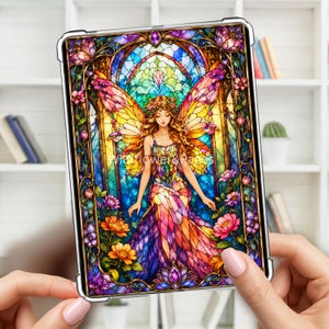 Puede incluir: Una funda transparente para tableta con una colorida ilustración estilo vidriera de un hada con cabello largo, corona de flores y alas. El diseño incluye flores, patrones intrincados y el texto en blanco Wildflower&Pages.