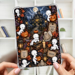 Könnte beinhalten: Eine rechteckige Tablethülle mit einer Halloween-Illustration, die mehrere weiße Geister, orangefarbene Kürbisse, ein dunkles Schloss und herbstliches Laub zeigt. Der Text auf der Hülle umfasst "HALLOWEEN NIGHT", "SPOOKY BUT SWEET" und "BOO!".