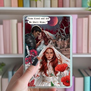 Könnte beinhalten: Eine Handyhülle mit einem Collage-Design, das ein Paar in romantischer Umarmung, einen roten Mond, ein Schloss und rote Mohnblumen zeigt. Der Text "From Blood and Ash We Shall Rise." ist auf der Hülle aufgedruckt.