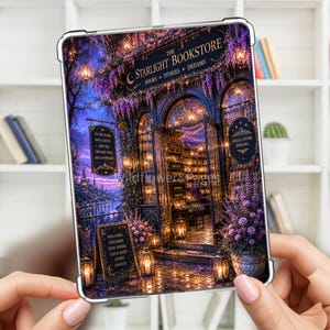 Op de afbeelding: Een rechthoekige tablethoes met een illustratie van The Starlight Bookstore, paarse blauweregen, verlichte lantaarns en de tekst: To the stars who listen and the dreams that are answered, Hello Feyre Darling, en Welcome Dreamer.