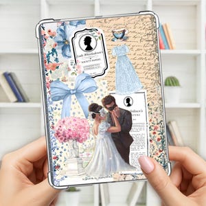 Può includere: Custodia trasparente per tablet con un design a collage. Presenta elementi floreali, un fiocco blu e illustrazioni di una coppia, un vestito e una tazza da tè. È visibile anche il testo "Lady Whistledown's Society Papers".