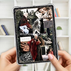 Puede incluir: Una funda transparente para tableta con un collage de ilustraciones de estilo gótico, que incluye figuras con ropa oscura, un castillo y manos con anillos. El texto Wildflower&Pages está impreso en blanco en el centro del diseño.