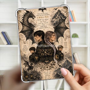Peut inclure: Une coque de tablette rectangulaire avec une illustration de style vintage représentant deux personnes et un dragon. Le texte indique Fourth Wing, Basgiath War College, et diverses citations. Le design inclut des dessins à l'encre.