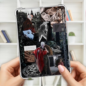 Puede incluir: Una funda transparente para tableta que muestra un collage de ilustraciones de temática gótica. La obra de arte presenta figuras con vestimenta oscura, un castillo y el texto: "Be careful. Don't die... Only because you asked."