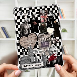 Op de afbeelding: Een doorzichtige tablethoes met een zwart-wit geblokte achtergrond en een collage van Draco Malfoy-afbeeldingen, waaronder een kasteel, tekstfragmenten, een hartvormig briefje en illustraties van een persoon met blond haar en rode handen.