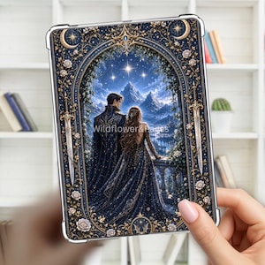 Puede incluir: Una funda transparente para tablet con una ilustración de fantasía de una pareja en un balcón frente a montañas bajo un cielo estrellado. El borde está decorado con filigrana dorada, rosas blancas y dos espadas. El texto Wildflower&Pages es visible.