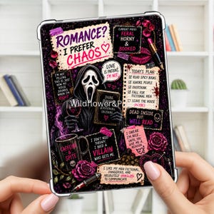 Op de afbeelding: Een rechthoekige tablethoes met een donkere, gothic-geïnspireerde afbeelding van een gemaskerd figuur met een wijnglas en een boek. Het ontwerp bevat roze en witte tekst zoals ROMANCE? I PREFER CHAOS, lijstjes, bloemmotieven en een lippenstift.