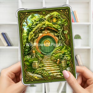 Op de afbeelding: Een doorzichtig tablethoesje met een bedrukte illustratie van een ronde groene deur in een stenen muur bedekt met gebladerte en bloemen. Een stenen trap leidt naar de ingang en de tekst Wildflower&Pages is in het wit afgedrukt.