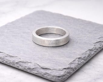 Anello in argento puro 999 realizzato a mano • Fascia piatta minimalista spazzolata, larghezza 3,5 mm-4 mm, personalizzabile con incisione.