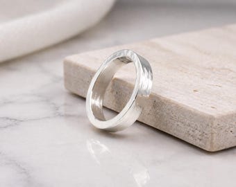 Anello minimalista piatto in argento puro 999, realizzato a mano • Finitura lucida, 4 mm, unisex, personalizzabile con incisione